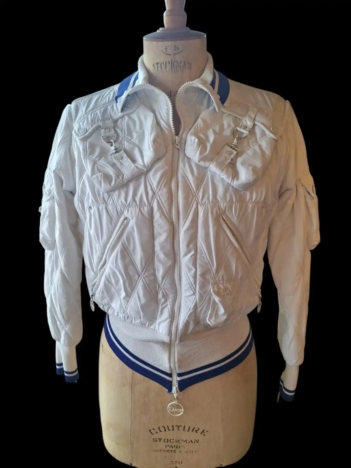 CHRISTIAN DIOR Blouson matelassé  vintage CHRISTIAN DIOR. Manches amovibles, poches multiples.